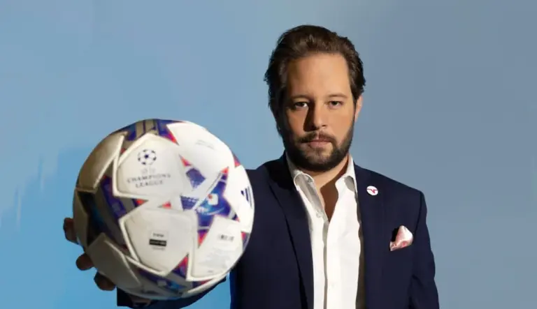 El “Pollo” Ortiz: La voz joven que conquistó los grandes escenarios del fútbol mundial