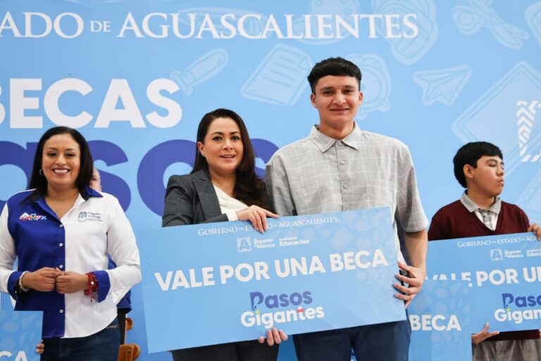 TERE JIMÉNEZ INICIA ENTREGA DE MÁS DE 11 MIL BECAS A ESTUDIANTES DE TODO EL ESTADO