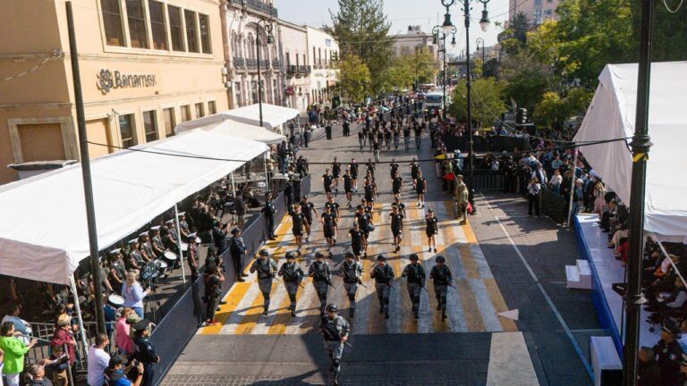 6 MIL PARTICIPANTES LLENARON DE COLOR Y ALEGRÍA EL DESFILE DE LA REVOLUCIÓN MEXICANA ENCABEZADO POR TERE JIMÉNEZ
