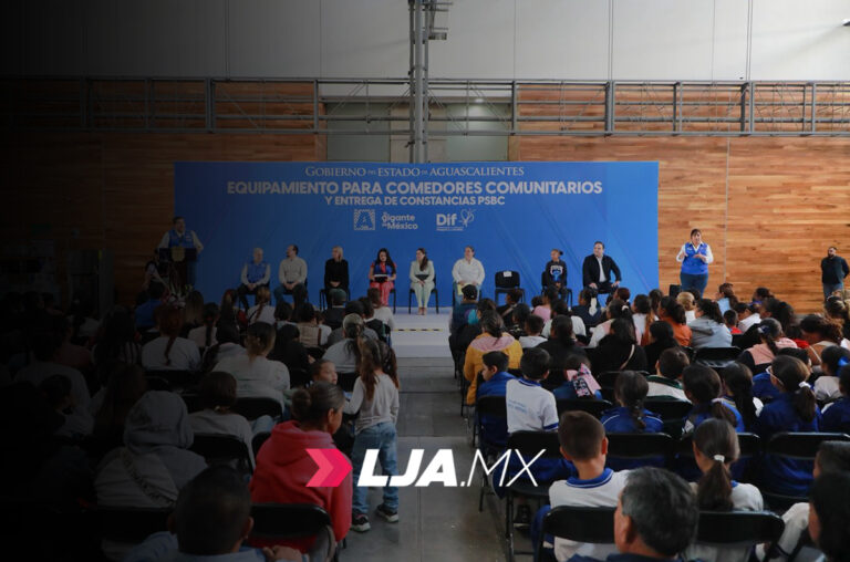La Gobernadora de Aguascalientes Teresa Jiménez entregó mobiliario para comedores escolares y comunitarios