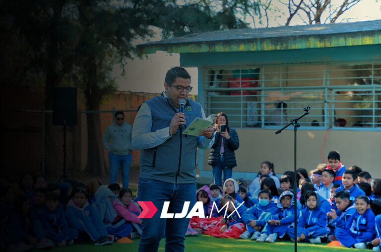 Celebra César Medina el Día Nacional del Libro con niñas y niños