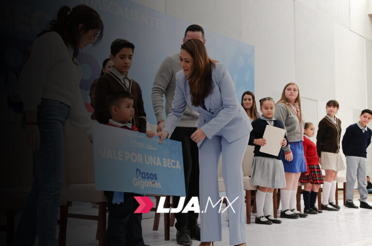 Gobernadora Teresa Jiménez entrega más de 5 mil becas a estudiantes de Calvillo y Aguascalientes