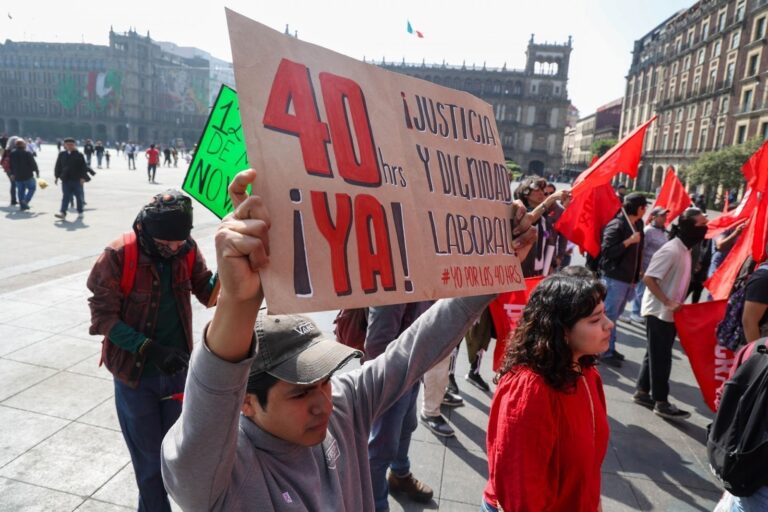 Jóvenes marchan por las 40 horas en CDMX como protesta para que aprueben la reforma laboral sin que sea de manera “gradual”