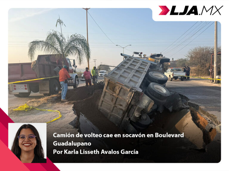 Camión de volteo cae en socavón en Boulevard Guadalupano en Aguascalientes