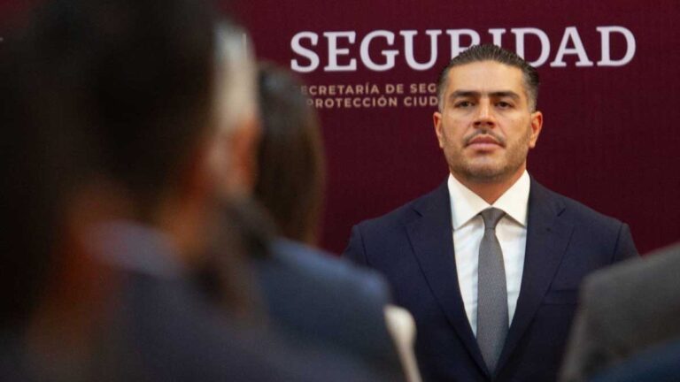 ¿Qué estudios tiene Omar García Harfuch en el FBI?