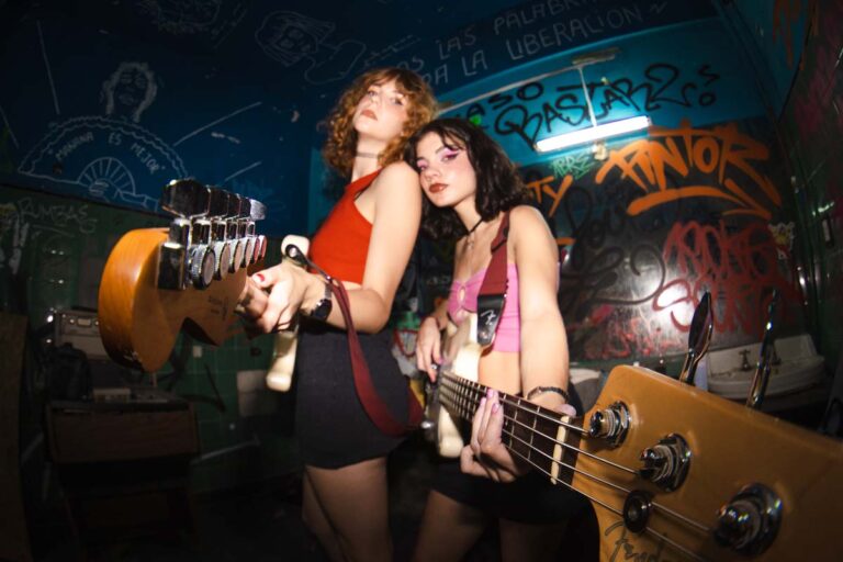 ¿Ya conoces a Pacífica? El dúo de chicas que la está rompiendo con su propuesta en el género del indie-rock