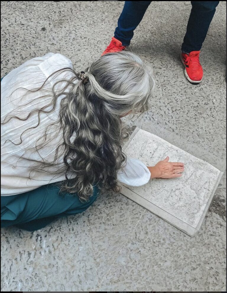 Cuchillos como hojas: el performance que reescribe el feminicidio a manos de Cristina Rivera Garza