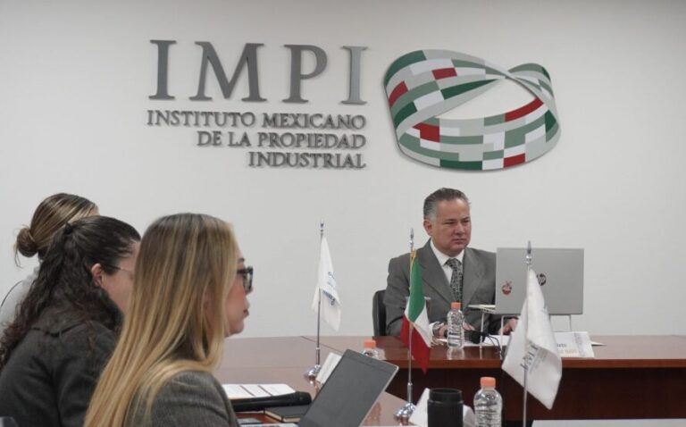 ¿Qué ha logrado Santiago Nieto como titular del IMPI y cuál es su trayectoria?