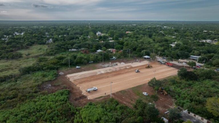 Gobierno de Yucatán moderniza campo deportivo en Ticopó