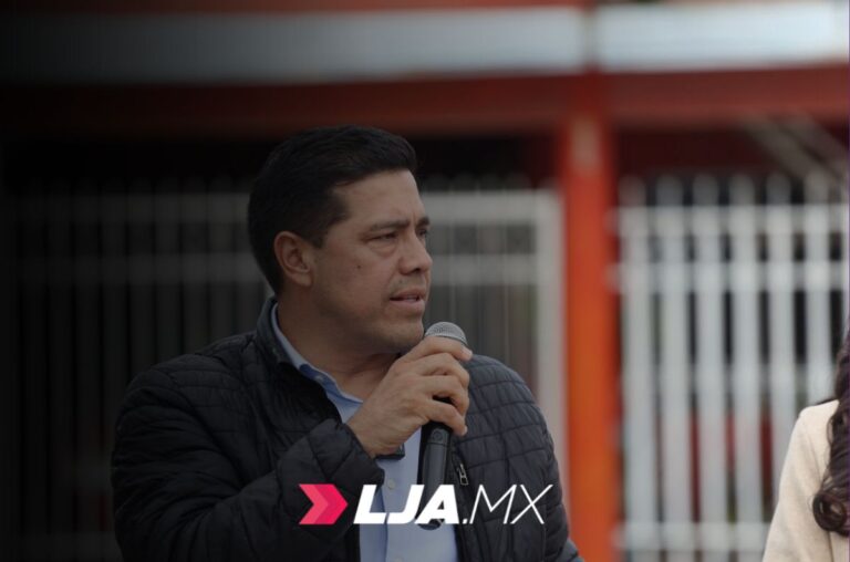 Entrega Leonardo Montañez rehabilitación de calle Atotonilco en la Soledad