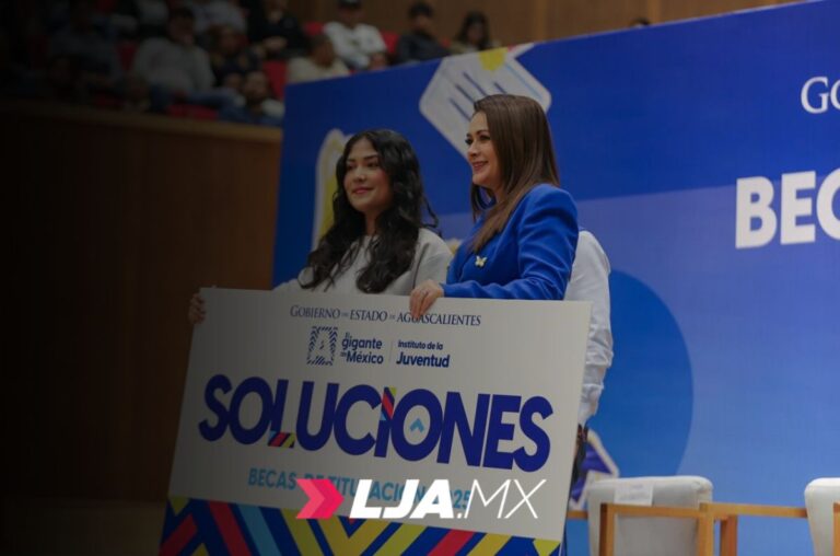 Gobierno del Estado de Aguascalientes entrega 1,000 becas de titulación