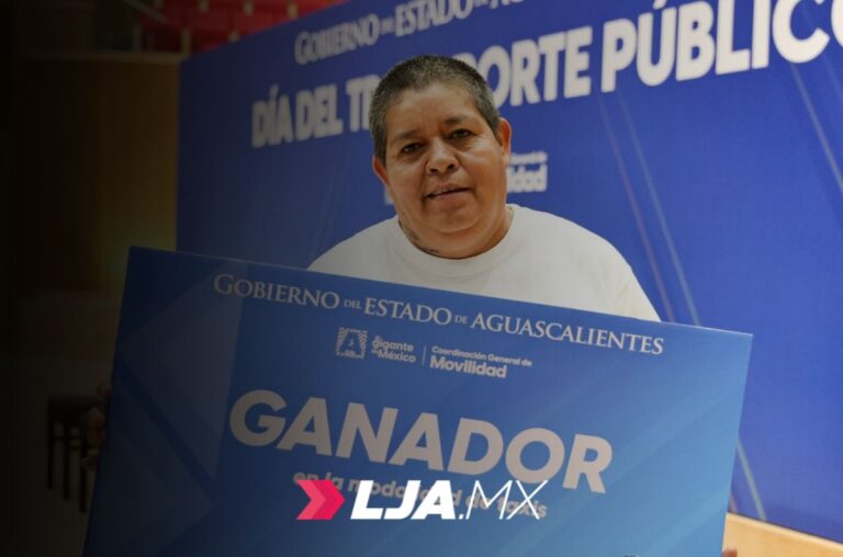 Martha, la taxista del 4532, reconocida por su buen servicio en Aguascalientes