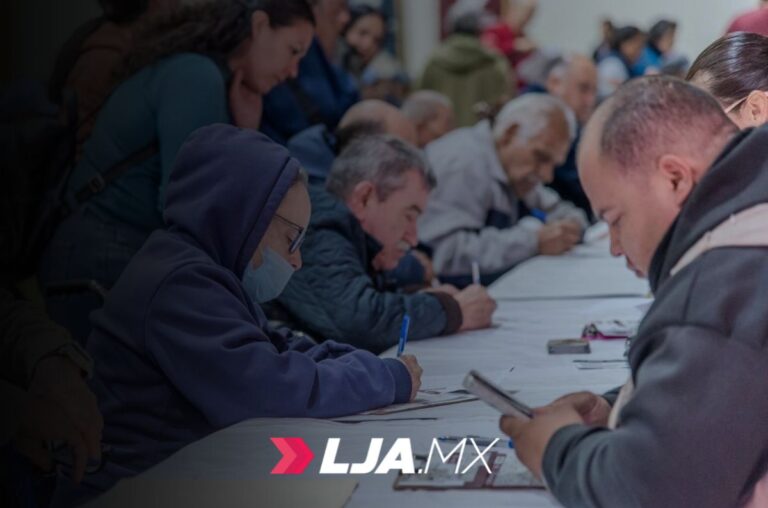 Inicia la entrega de tarjetas bancarias a personas registradas en agosto al programa Pensión para adultos mayores