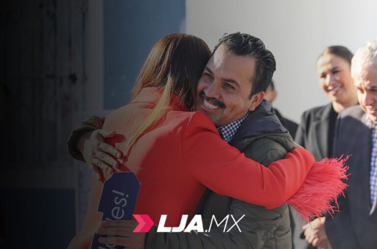 Un sueño hecho realidad: Teresa Jiménez entrega casa a profesor ganador del sorteo del Día del Maestro en Aguascalientes