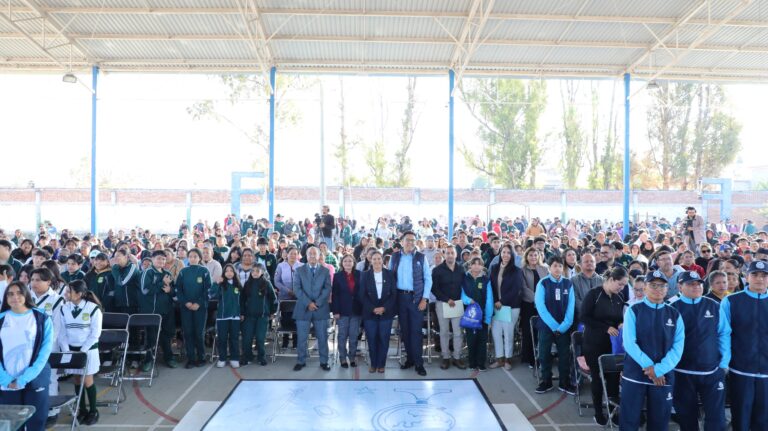 Impulsa el Gobierno de Guanajuato economía familiar en Salvatierra con la entrega de uniformes escolares