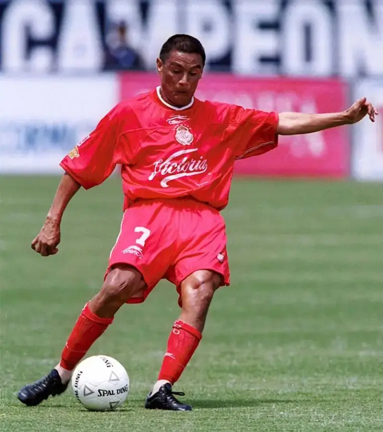 Víctor Ruiz del Valle: el medio campista de pierna educada y legado de títulos en México