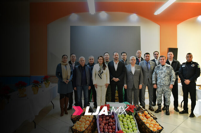 Teresa Jiménez y Aurora Jiménez comparten la alegría navideña con niñas, niños y adolescentes de Casa DIF en Aguascalientes