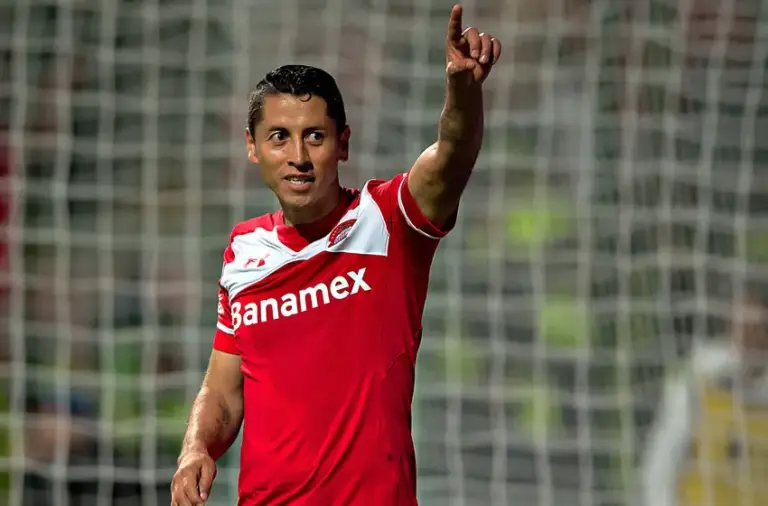 Carlos Esquivel: el delantero versátil que dejó huella en el fútbol mexicano
