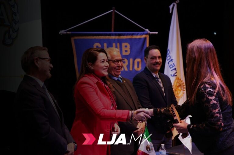 Rotarios reconocen a Aurora Jiménez por su labor social en Aguascalientes