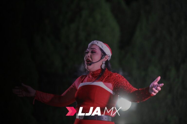 Música y espíritu navideño unen al público en el “XMAS Show” de Rocío Álvarez en Villa Navidad, Aguascalientes