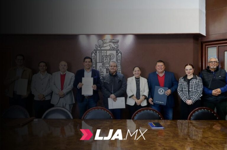 Alcalde y notarios firman escrituras para consolidar mejores espacios urbanos y educativos