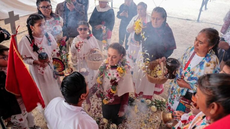 Comunidades indígenas entregan bastón de mando a Claudia Sheinbaum en Guanajuato