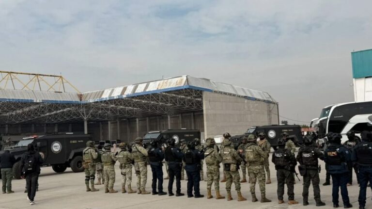Extradición masiva: México traslada a 37 capos a Estados Unidos por seguridad nacional