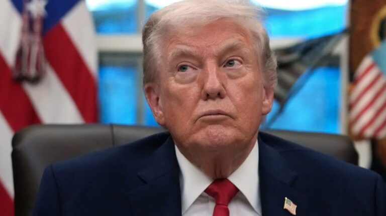 Trump anuncia aranceles contra países que envíen petróleo a Cuba