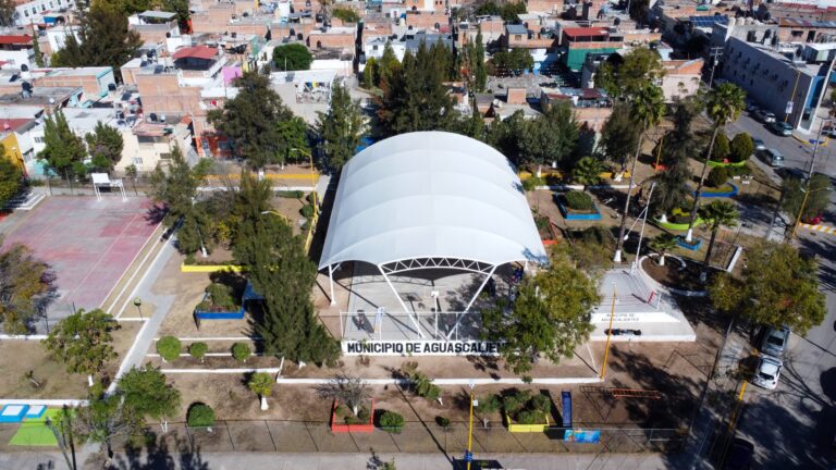 Alcalde de Aguascalientes entrega nueva cancha y velaria en el parque de la Vivienda Popular 