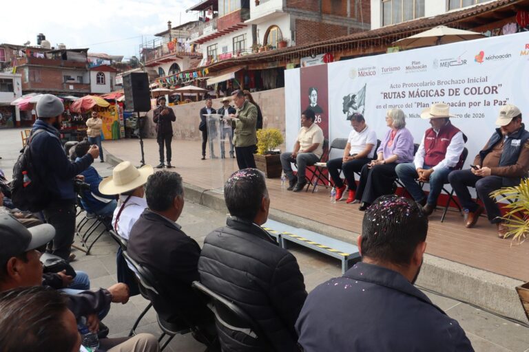 Michoacán y Federación dan inicio al programa Rutas Mágicas de Color en Janitzio: Sectur