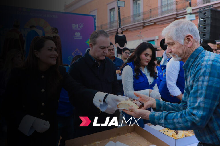 Miles de familias se reúnen para compartir la tradicional Rosca de Reyes gigante