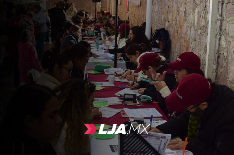 Entregan tarjetas de la Beca Rita Cetina en Secundaria Técnica 32 de Aguascalientes