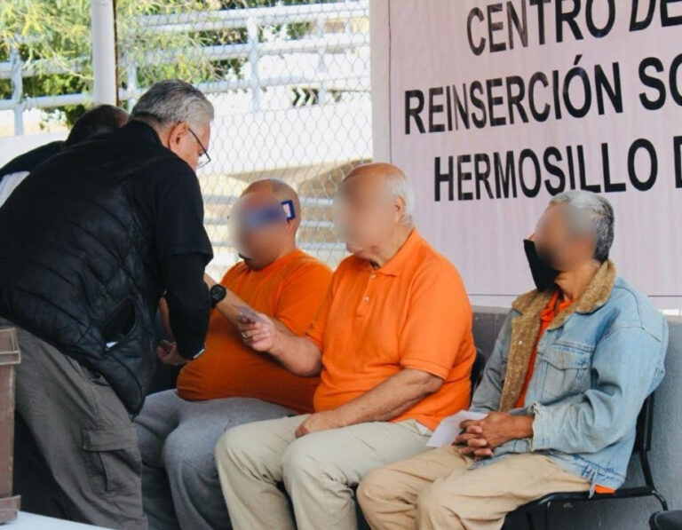 Recibe población del Cereso 2 en Hermosillo donación de lentes de lectura en Sonora