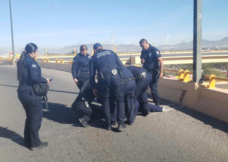 Policías estatales salvan la vida de una mujer en puente de Hermosillo en Sonora