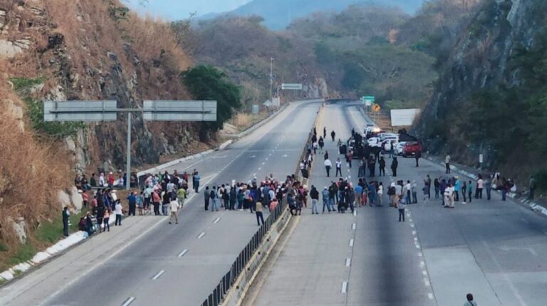 Autopista del Sol bloqueada por protesta contra autodefensas; cientos de turistas afectados