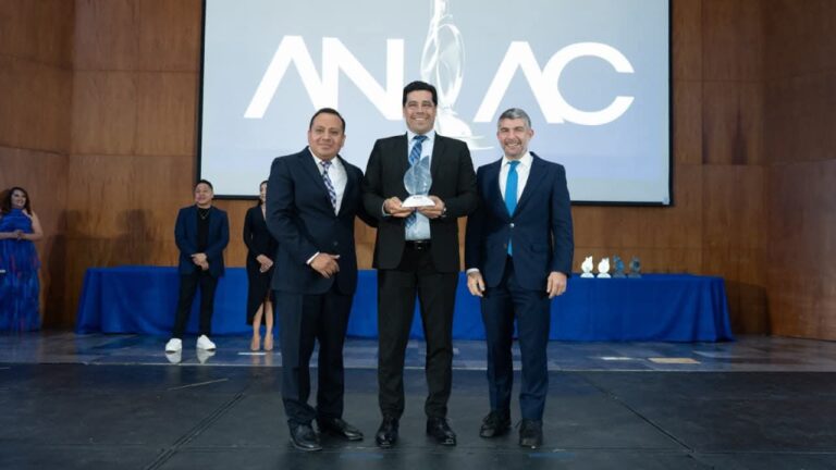 ENTREGAN A LEO MONTAÑEZ PREMIO DE LA ANAC POR NOVEDOSA PLATAFORMA DIGITAL PARA CONSULTAS DE DESARROLLO URBANO Y ORDENAMIENTO TERRITORIAL