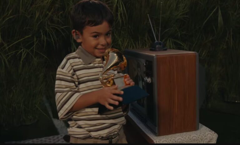 Aclaran identidad del niño que apareció con Bad Bunny en el Super Bowl