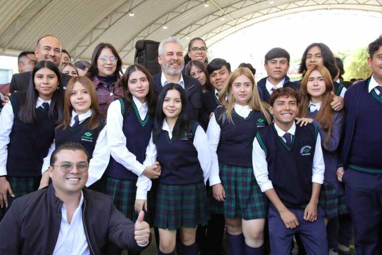 Michoacán, primer estado en garantizar conectividad digital gratuita a 200 mil jóvenes