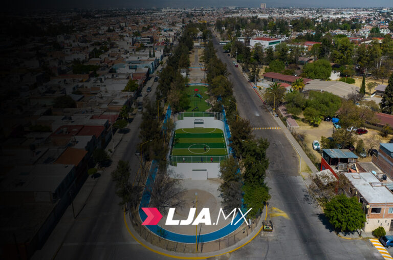 Entregan nueva cancha de fútbol en el Parque Centenario