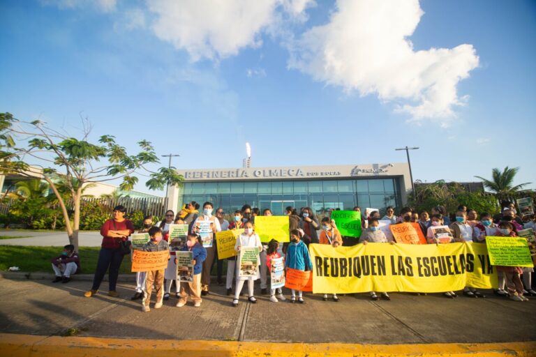 ‘¡Reubiquen las escuelas ya!’: Padres y estudiantes marchan en Tabasco para evitar daños a la salud y riesgos de accidentes