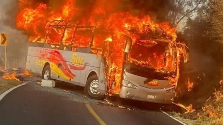 Activan código rojo en Jalisco por narcobloqueos y quema de vehículos tras operativo;