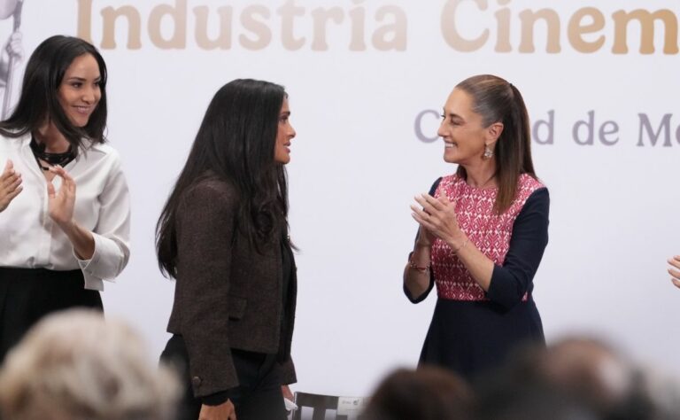 Salma Hayek respalda a Claudia Sheinbaum y celebra los nuevos incentivos al cine nacional