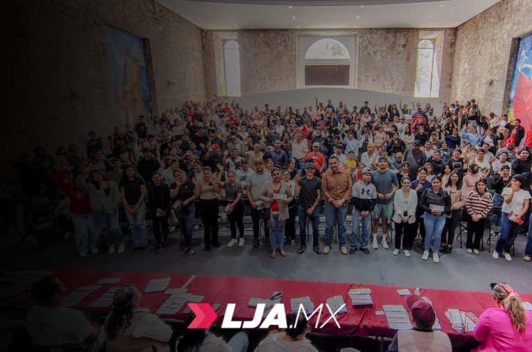 Reciben su tarjeta más de 700 aprendices del programa Jóvenes Construyendo el Futuro