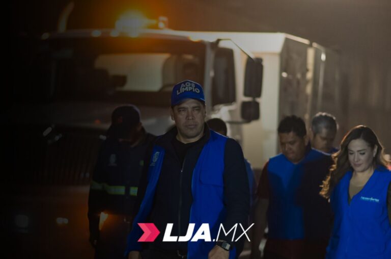 Realizan limpieza en el paso a desnivel de Alameda en Aguascalientes