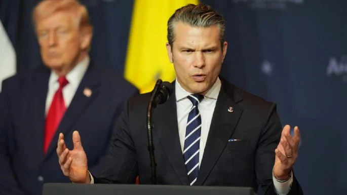 Secretario de Guerra de EU dice que líder de Irán está herido, con miedo y huyendo